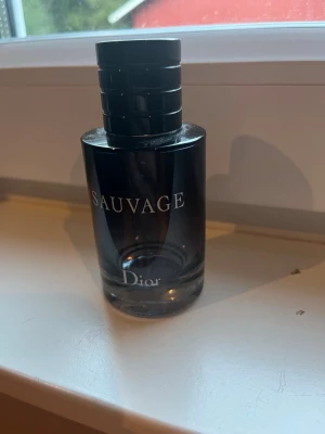 Dior Sauvage parfym - Luktar jövligt gott, använder den väldigt sällan dock så behöver inte ha längre, knappt använd.