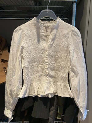 Smockad skjorta med volang - Fin blus/skjorta!