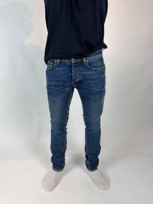 Blå slim fit jeans Taylor tweed  - Snygga blå slim fit jeans med klassisk femficksdesign och normal midja. Jeansen har en lätt tvättad look och raka ben. Perfekta för en avslappnad och trendig stil. Från Taylor tweed. 