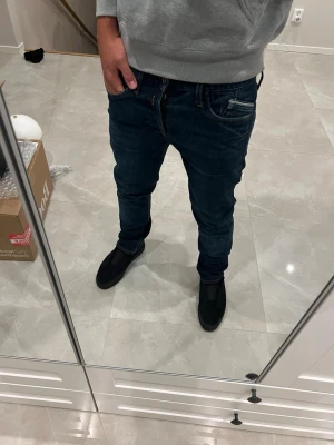  Nya Mörkblåa replay jeans  - Helt nya Mörkblåa replay jeans i modell waitom, modellen i bilden är 173 cm lång och väger 64 kg. Hör gärna av er vid funderingar storlek är 31/30 