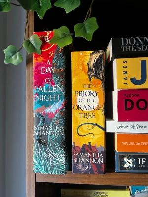 Priory of the orange tree + a day of fallen night  - Två omtalade fantasy-böcker i samma serie, båda kostade nog tillsammans kring 450kr. Säljs för jag vill få mer plats i bokhyllan hihi. 