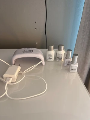 Gellack startkit med UV-lampa - Komplett gellack startkit med UV-lampa, pre-cleanser, high shine clenser, base coat och top coat. Perfekt för dig som vill fixa snygga naglar hemma. Allt har använts en gång och det är mycket kvar i! 