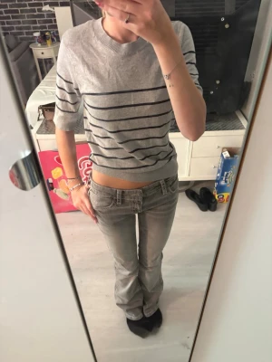 Jeans  - Sjukt gulliga och fina jeans ifrån Gina, sparsamt använda💕