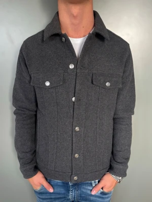 Grå Overshirt - Strl - S | Skick - 10/10 | Nypris - ca 1200kr | Vid minsta lilla fundering är det bara att höra av sig!