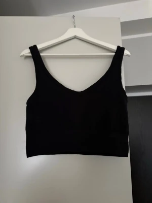 Amisu Topp  - Otroligt skön och stretchig topp från New Yorker! Den har ett diskret mönster som jag försökt ta närbild på. 😊Något tjockare material, men som sagt väldigt stretchigt och mjukt. 😍 Använder inte denna längre därav säljs den! Ingenting alls att anmärka på, jättefint skick.        Skulle säga att den är stor i storleken. 🌸 