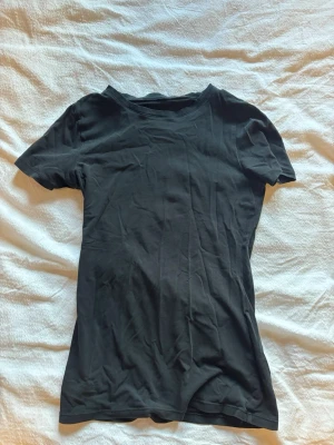 Svart tshirt intimissimi - Snygg åtsittande tshirt från intimissimi, lite genomskinligt material liknande den långarmade kashmirtröjan därifrån. Inga defekter