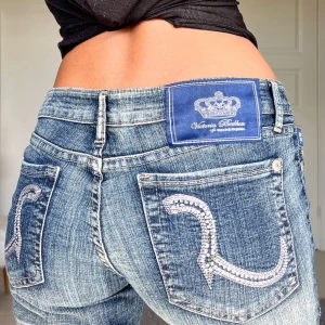 Rock & Republic jeans - Midjemått: 40cm rakt över, innerbenslängd: 85cm 💗