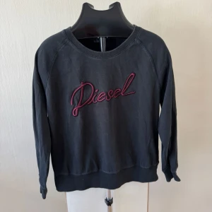 Svart sweatshirt från Diesel - Svart sweatshirt från Diesel med rund halsringning och lång ärm. 0425