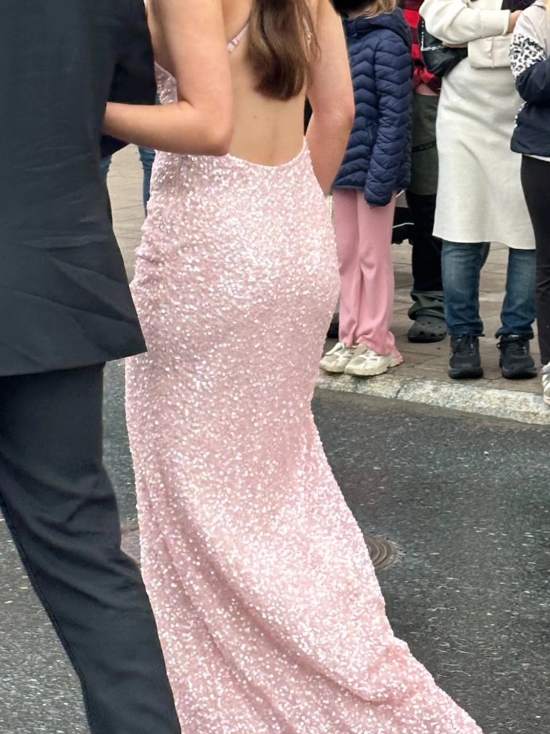 Lång rosa paljettklänning med öppen rygg - 2