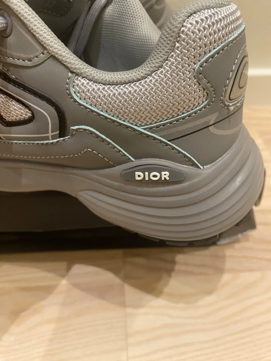 Gråa sneakers - 1