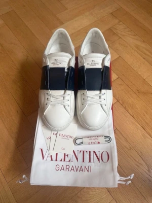 Valentino open - Säljer ett par riktigt fina valentino open i marinblå färg och storlek 42. Skorna är i riktigt fint skick som man ser på bilderna och är inte använda särskilt mycket. Allt originaltillbehör ingår, box, 2 dustbags, extrasnören och kort. Det är självklart äkta och det är bara att höra av sig vid frågor eller funderingar!