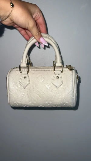 Mini väska beige vit - Helt ny väska aldrig använt ni får gärna buda så kan vi mötas på mitten🥰