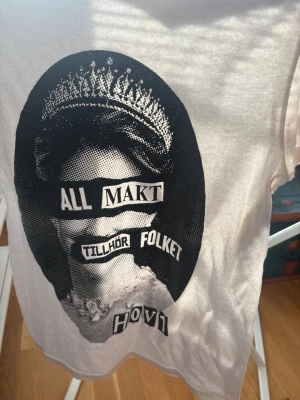 Vit Hov1 t-shirt med tryck - säljer min hov1 t-shirt från 2023, aldrig använd. storlek S