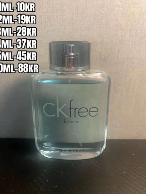 CK Free for Men parfym - CK Free for Men från Calvin Klein är en fräsch parfym i en stilren, transparent glasflaska med grått lock. Flaskan har en modern, rektangulär form och minimalistisk design med loggan tryckt på framsidan. Perfekt för dig som gillar en clean och enkel look.