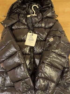 Moncler Maya  - Moncler Maya jacka med färgen svart. Helt ny oanvänd passar inte mig bara så vill helst bli av med den o därför säljer den billigt. Men har du frågor så e de bara att skriva:) priset är inte hugget i sten