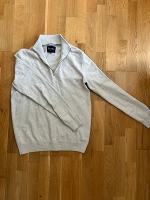 Ljusgrå stickad tröja med halv dragkedja - Beige stickad tröja från Bondelid. Perfekt för lager-på-lager och enkel att matcha med olika outfits.