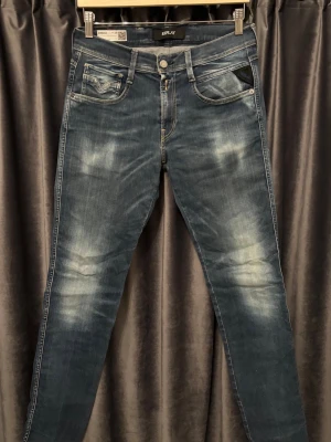 Replay anbass hyperflex  - Replay anbass hyperflex - skick 8,5/10, mycket bra skick! - storlek 29/32, men kan även passa w30 - sjukt feta jeans nu till höst/vinter med tvärsnygga fades och tvätt - hör av er vid frågor🙌