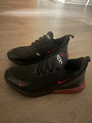 Svarta Nike Air 270 sneakers - Säljer mina Nike Air Max 270 i svart/röd. Äkta Nike, köpta från Zalando för 1 700 kr.  👟 Storlek: 43 📦 Skick: Använda, men fortfarande bra skick  Säljer dem eftersom de inte används längre. Först till kvarn!