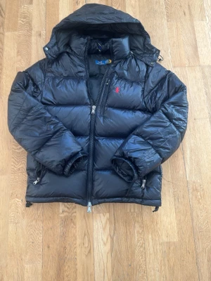 Ralph Lauren jacka Gorham - Säljer en svart Ralph Lauren jacka. Använd några gånger och är nästan i nyskick. Pris kan diskuteras så släng iväg ett bud om priset inte passar dig. 
