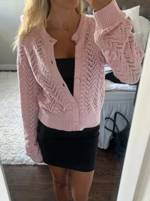 Ljusrosa virkad kofta med knappar - Rosa stickad kofta köpt på Gina young i strl 170 men passar mig som vanligtvis har XS/S