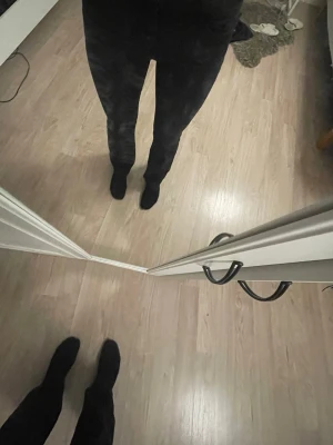 Svarta skinny jeans - Säljer ett par svarta skinny jeans med hög midja och smal passform hela vägen ner. Klassisk femficksmodell med knapp och dragkedja framtill. Perfekta till en avslappnad eller trendig look.