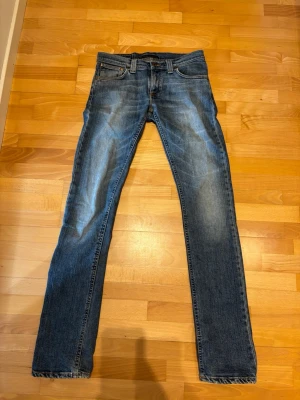 Nudie jeans - Hej, säljer nu dessa Nudie Jeans i storlek W29, L34!.   Riktigt fet tvätt!  Prisej hugget i sten och bara säga till vid frågor!😃