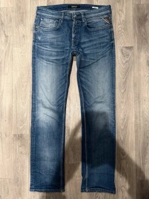 Replay Newbill Jeans Blå W31/L32 - Regular Fit - Replay Newbill blå jeans med regular fit-passform som sitter klassiskt och bekvämt med rakare ben, storlek W31/L32, midja 42,5 cm, ytterbenslängd 108 cm, benöppning 20 cm, modellen är 185cm & väger 65kg, i fint skick.