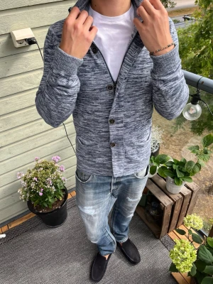 Grå cardigan - Riktigt fet cardigan i perfekt skick✅ Storlek M men passar även S | Längd: 67cm ~ Axelbredd: 42cm | Skriv vid frågor eller funderingar och följ för mer!