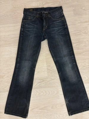 Lee jeans - Säljer ett par mörkblå Lee jeans med raka ben. Passar perfekt till en avslappnad stil. Jätte fina men kommer aldrig till användning! SMS för eventuella frågor. Strl: 152 (11yr)