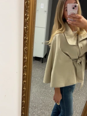 Poncho - Säljer min jättesnygga poncho från Gina Tricot då den inte kommer till användning💓Perfekt nu till hösten och den är slutsåld på deras hemsida. Nypris 599 säljer för 300😊