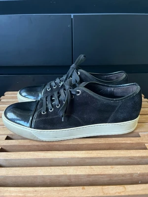 Lanvin  - Tjena, säljer nu dessa riktigt snygga och populära lanvinsen som är i mycket bra skick, Uk 8/ Eu 42-43, endast skorna ingår, hör av er vid frågor och funderingar🙌🤝 