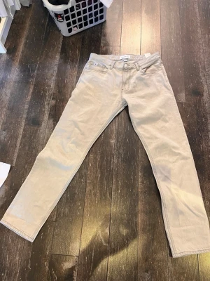 gråa jeans från Calvin Klein Jeans - Snygga gråa jeans från Calvin Klein Jeans med klassisk femficksmodell och raka ben. Jeansen har bälteshällor, metallknapp med CK-logga och är tillverkade i ett mjukt bomullstyg. Perfekta för en clean och stilren look. Nypris nästan 2000kr Säljer pågrund av att dom inte är min stil.