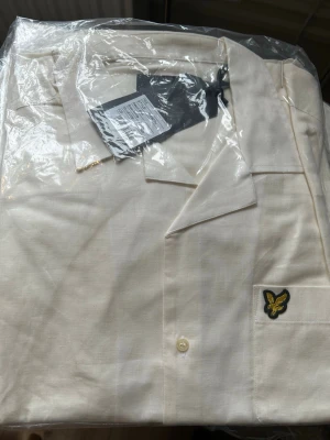 Lyle & Scott skjorta  - Snygg beige skjorta med korta ärmar och klassisk krage. Tillverkad i linnemix. Nypris 799kr