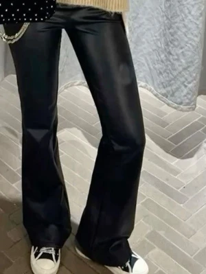 Snygga skinnbyxor - Säljer snygga skinnbyxor från calzedonia i från skick 💕