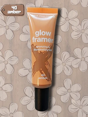Max Factor Glow Framer Bronzing & Illuminating Tint 40 Amber | Bronzer | Glow ✨🤎 - Ge huden en naturlig, solkysst lyster med Glow Framer från Max Factor. Perfekt att använda ensam eller under/över makeup för extra glow. 🤎 Märke: Max Factor ✨ Glow Framer Bronzing & Illuminating Tint 🎨 Nyans: 40 Amber 💄 Bronzing & illuminating tint 🏷️ Ny och oanvänd