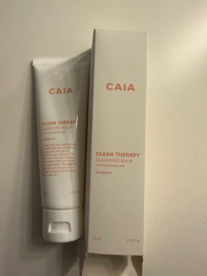 CAIA Clean Therapy Cleansing Balm - 🌸CAIA Clean Therapy Cleansing Balm är en rengöringsbalm för torr och känslig hud. Kommer i en vit tub på 75 ml med rosa text och tillhörande kartong. Innehåller cica och glycerin för att lugna och återfukta huden.