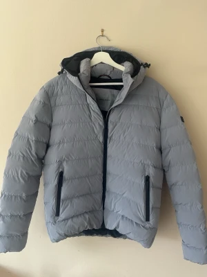 Höst Jacka Pierre cardin - Ljus grå/blå jacka från Pierre cardin perfekt till hösten och vintern! Storleken är S