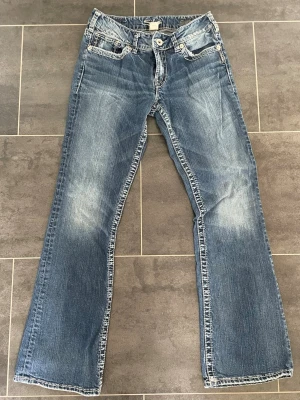 Blå lågmidjade bootcut jeans  - Jättesnygga blå vintage jeans. W28/L32.