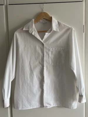 Vit skjorta - Vit skjorta med fint detaljerat tyg från Brandtext i storlek 38. Köpt secondhand, använd ett fåtal gånger.