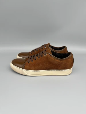 Lanvin Dbb1 Patent Cap Toe Sneaker Brown | 41 - Lanvin sneakers i brunt patentläder, mycket gott skick. Storlek 41, utan tillbehör.