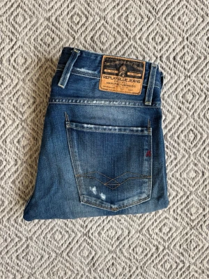 Replay Anbass jeans - Replay jeans - Modell: Anbass - Storlek: W31/L34 - skick: 9/10 - Nypris runt 2000kr Bara att höra av sig vid minsta fundering!🤩