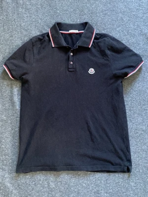 Moncler piké  - Moncler piké i storlek M men passar även S, inga defekter! Givetvis äkta bevis finns! 