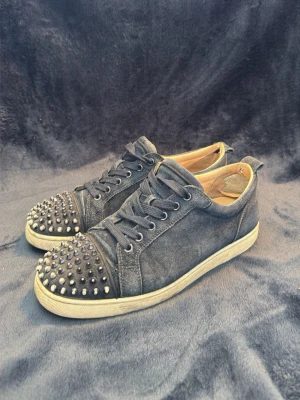 Christian Louboutin - Ett par mörkblåa loubotins, helt okej skick den värsta defekten är vid hälen, (se bild) jag säljer de för 1999 vilket är ett bra pris😁 hör av er vid frågor! Tvättads innan frakt! Og: box och dustbag