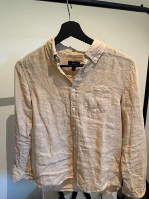 Beige linneskjorta från Gant - Riktig snygg linne skjorta från gant i färgen beige säljs också därför den är för liten hör av dig vid minsta fundering