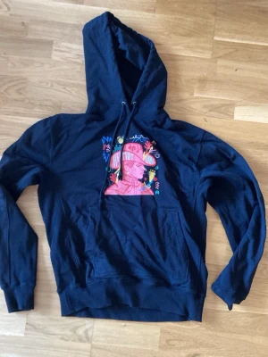 Helmut lang hoodie med tryck - Sjukt fet Helmut Lang hoodie med ett unikt tryck. Köpt på bestsecret har kvar orderbekräftelsen, 100% äkta. Storlek M