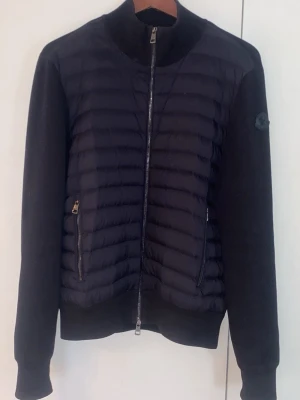Moncler cardigan  - Moncler Black Label storlek M ~ sitter som S ~ skick 10/10 ~ inga som helst defekter ~ helt ny ~ kvitto finns!  Priset är diskuterbart! 