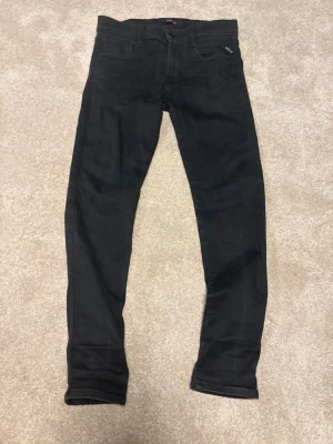 Replay anbass - Snygga svarta skinny jeans med klassisk femficksdesign och smal passform. Jeansen har normal midja och raka ben, perfekta till en avslappnad eller trendig look. Materialet ser ut att vara stretchigt denim för extra komfort.