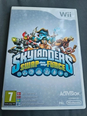Skylanders Swap Force till Nintendo Wii - Skylanders Swap Force till Nintendo Wii är ett actionäventyrsspel där du kan byta delar på dina Skylanders-figurer för att skapa nya kombinationer. Omslaget är vitt med färgglada karaktärer och spelet är licensierat av Nintendo. Perfekt för dig som gillar fantasy och samlarspel.