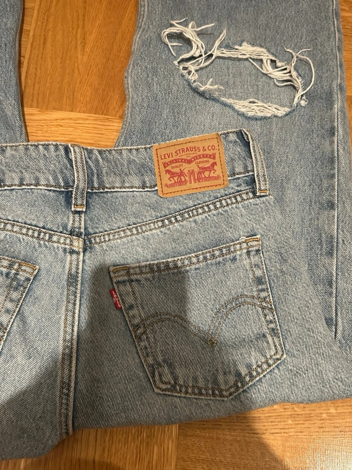 Ljusblå slitna Levi's jeans - 1