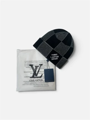 Svart stickad mössa med diagonalrutor – helt ny 🖤 - Stilren mössa i svart med ett elegant diagonalrutmönster och svart vik. Tillverkad i mjuk och värmande kvalitet som passar perfekt under kalla dagar. Helt oanvänd med etikett kvar och levereras i originalförpackning. En tidlös accessoar som passar till det mesta. Välkommen att kontakta oss vid frågor. 🧣✨
